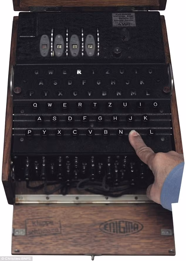 Vào năm 1938, Giám đốc Cơ quan Tình báo Anh (SIS) nhận được tin tình báo về việc đã tìm ra dấu vết một kỹ sư người Ba Lan bị trục xuất khỏi Đức. Ảnh: Christies/BNPS.