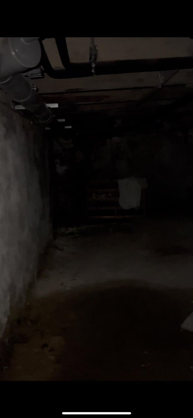 Những người khác thì nhẹ nhàng hơn và đùa rằng chủ nhà có thể biến nơi đây thành điểm du lịch khi nhiều người sẵn sàng trả tiền để vào xem. Trong khi đó, một người hài hước nói: "Xin chúc mừng. Bây giờ bạn đã có ngục tối tra tấn của riêng mình rồi!". Ảnh: Reddit.