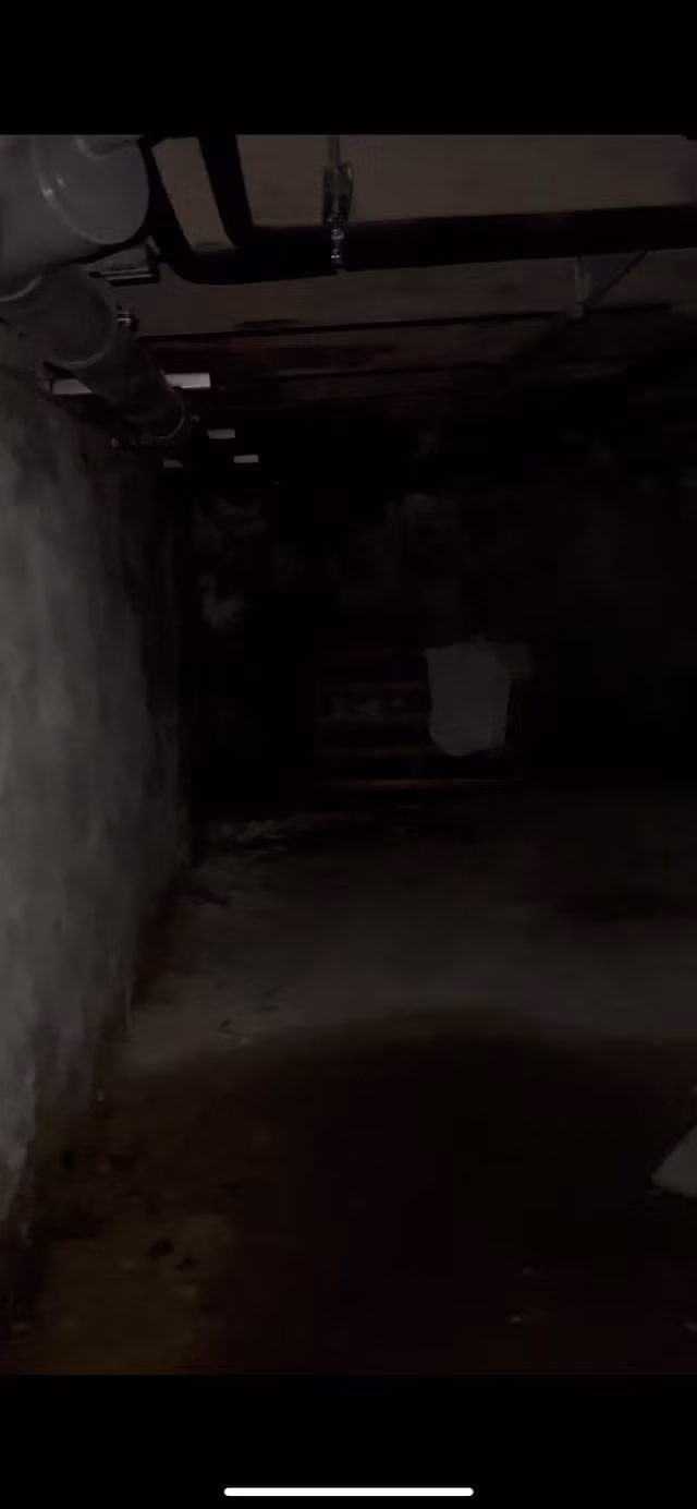 Những người khác thì nhẹ nhàng hơn và đùa rằng chủ nhà có thể biến nơi đây thành điểm du lịch khi nhiều người sẵn sàng trả tiền để vào xem. Trong khi đó, một người hài hước nói: "Xin chúc mừng. Bây giờ bạn đã có ngục tối tra tấn của riêng mình rồi!". Ảnh: Reddit.