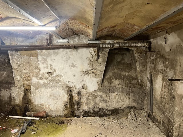 Đặc biệt, một người khác chia sẻ câu chuyện gia đình mình: "Chú tôi từng phát hiện thứ trông tương tự và nó từng kết nối với nhà hàng xóm bên kia đường. Nó liên quan đến việc buôn lậu rượu". Ảnh: Reddit.