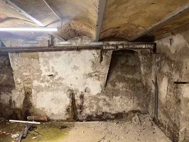 Đặc biệt, một người khác chia sẻ câu chuyện gia đình mình: "Chú tôi từng phát hiện thứ trông tương tự và nó từng kết nối với nhà hàng xóm bên kia đường. Nó liên quan đến việc buôn lậu rượu". Ảnh: Reddit.