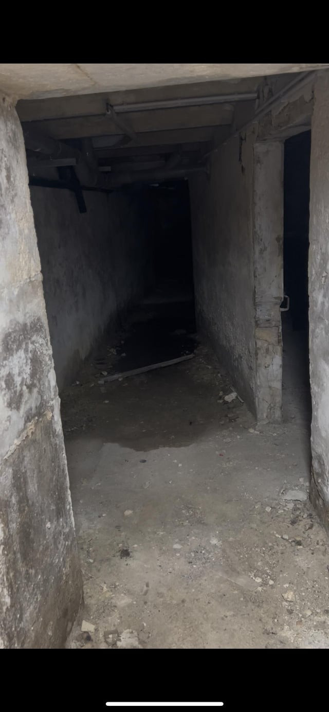 Người đàn ông này cho biết thêm những đường hầm bên dưới ngôi nhà ẩm ướt, đầy nấm mốc và gián. "Tôi đã tổ chức một buổi biểu diễn DJ ở đó trong một giờ và cảm giác như phổi của tôi không còn như trước nữa", anh nói. Ảnh: Reddit.