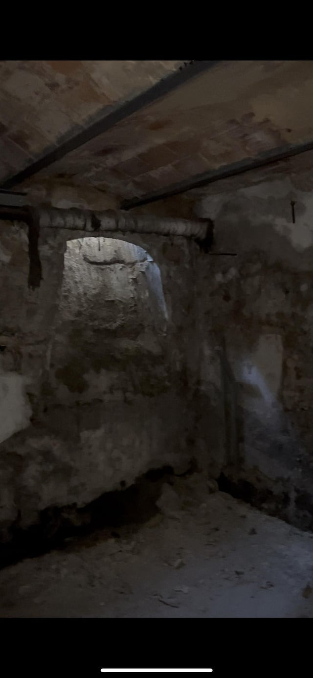 Tuy nhiên, một số người cảnh báo về nguy cơ vật liệu độc hại có thể có trong khu vực: "Lớp cách nhiệt trên đường ống không giống sợi thủy tinh, có thể không phải amiăng nhưng bạn vẫn nên cẩn thận". Ảnh: Reddit.