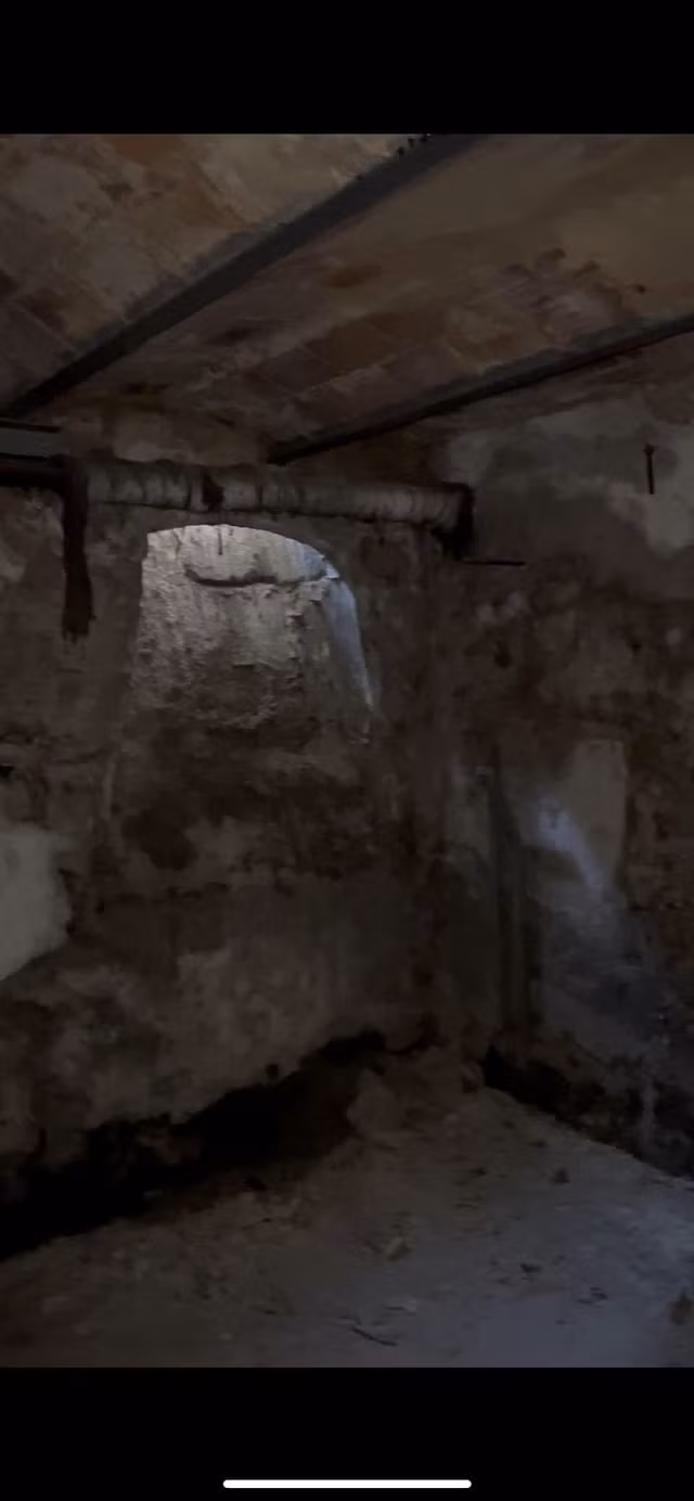 Tuy nhiên, một số người cảnh báo về nguy cơ vật liệu độc hại có thể có trong khu vực: "Lớp cách nhiệt trên đường ống không giống sợi thủy tinh, có thể không phải amiăng nhưng bạn vẫn nên cẩn thận". Ảnh: Reddit.