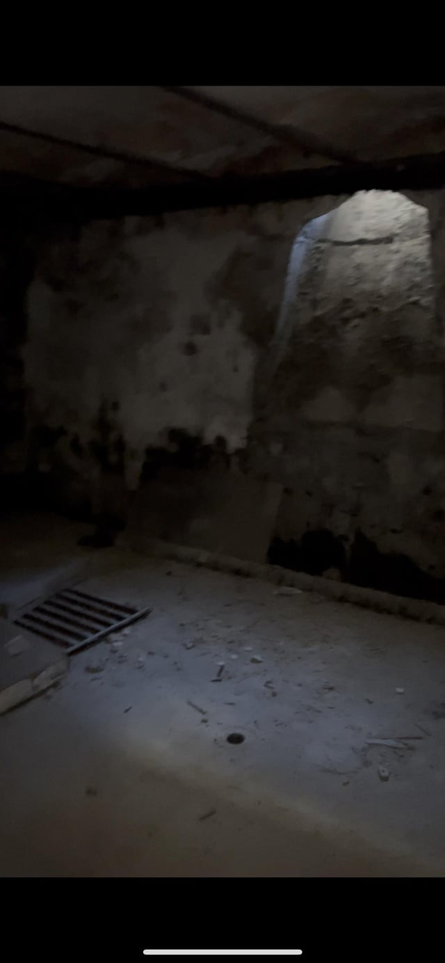 Ngay sau khi chia sẻ câu chuyện trên, cộng đồng mạng đã để lại nhiều bình luận. Trong số này, một người dùng Reddit suy đoán: "Có vẻ như bạn đã tìm thấy phòng chứa than cũ. Căn phòng đã được chăm chút - có đèn chiếu sáng, trần được gia cố. Hệ thống sưởi trước đây dường như là sưởi bằng nước và nay đã được thay đổi". Ảnh: Reddit.