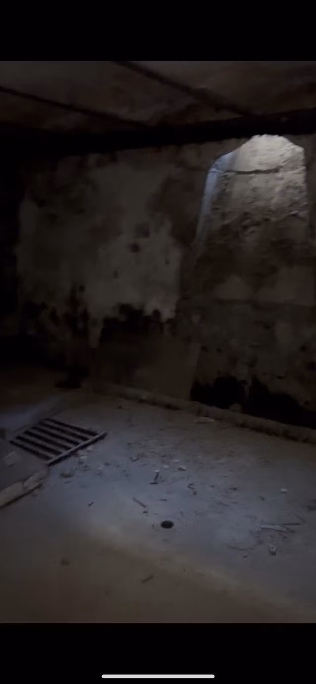 Ngay sau khi chia sẻ câu chuyện trên, cộng đồng mạng đã để lại nhiều bình luận. Trong số này, một người dùng Reddit suy đoán: "Có vẻ như bạn đã tìm thấy phòng chứa than cũ. Căn phòng đã được chăm chút - có đèn chiếu sáng, trần được gia cố. Hệ thống sưởi trước đây dường như là sưởi bằng nước và nay đã được thay đổi". Ảnh: Reddit.