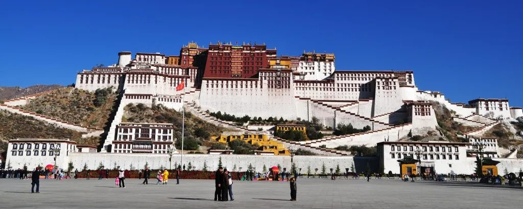 Cụ thể, cung điện Potala nằm giữa thung lũng Lhasa, vốn mang ý nghĩa là hòn đảo “nơi ngự của Quan âm Bồ Tát”. Nằm ở độ cao hơn 3.700m so với mực nước biển, Potala nắm giữ kỷ lục là cung điện cao nhất thế giới. Ảnh: wondersoftibet.