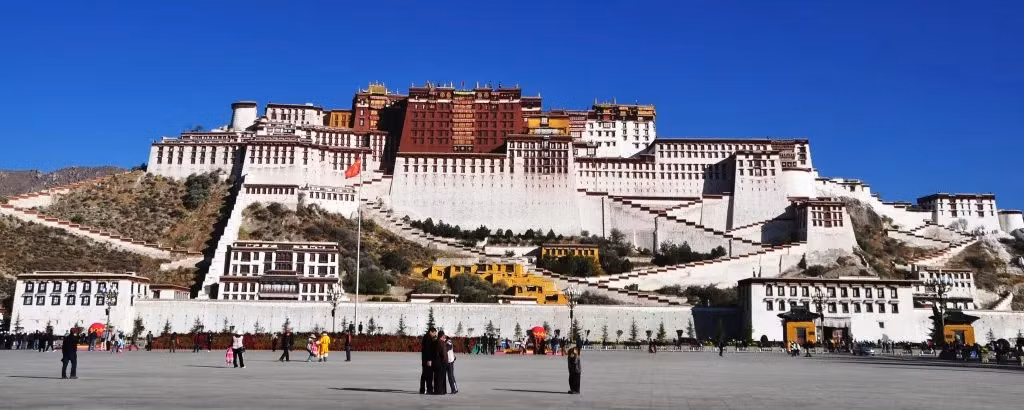 Cụ thể, cung điện Potala nằm giữa thung lũng Lhasa, vốn mang ý nghĩa là hòn đảo “nơi ngự của Quan âm Bồ Tát”. Nằm ở độ cao hơn 3.700m so với mực nước biển, Potala nắm giữ kỷ lục là cung điện cao nhất thế giới. Ảnh: wondersoftibet.