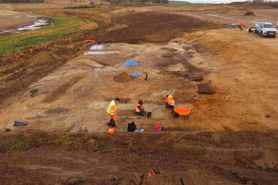 Trong quá trình xây dựng sân golf mới tại Scotland, một kho báu "khủng" tình cờ được tìm thấy. Các nhà khảo cổ đã tìm thấy nhiều hiện vật quý hiếm hơn 3.500 tuổi tại đây. Ảnh: Avon Archaeology Highland.