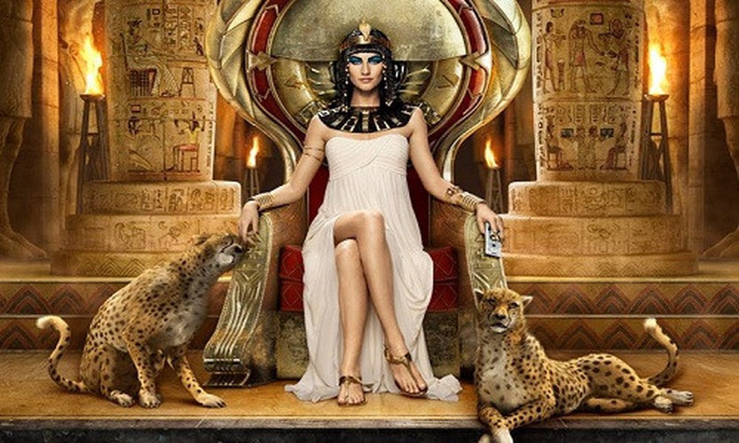 Nữ hoàng Cleopatra không được lòng các cố vấn hoàng gia. Vì vậy, họ được cho là đã gây sức ép khiến vua Ptolemy XIII ra lệnh đưa Cleopatra đi lưu đày.
