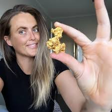 Cô Tyler cho biết: "Vàng có mặt ở hầu hết mọi tiểu bang của Australia, nhưng Tây Australia, Victoria và Queensland là 3 nơi sản xuất vàng lớn nhất". Cô cho hay khá may mắn khi có vàng ở hầu hết mọi nơi và Australia nổi tiếng với những cục vàng lớn. Ảnh: Instagram: Tyler_m_mahoney.