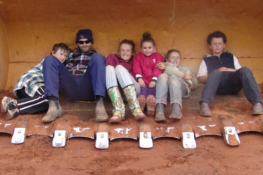 Trước đó, vào năm ngoái, cô Tyler cũng đã tìm thấy một thỏi vàng trị giá 35.000 USD chỉ bằng máy dò kim loại và phát hiện nhiều cục vàng nhỏ hơn có giá trị dưới 10.000 USD. Ảnh: Instagram: Tyler_m_mahoney.