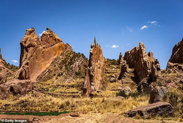 Trong khi đó, một giả thuyết khác suy đoán nền văn hóa Tiwanaku tồn tại từ khoảng năm 200 trước Công nguyên đến năm 1000 sau Công nguyên chính là "tác giả" của Aramu Muru. Người Tiwanaku nổi tiếng với việc tạo ra công trình bằng đá. Ảnh: Getty Images.