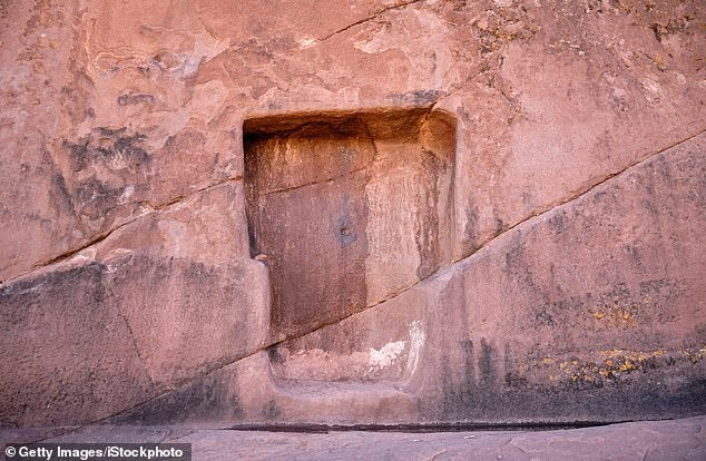 Tại Aramu Muru, một hốc hình chữ T cao khoảng 2m, rộng 0,9m trông giống như một cánh cửa. Hai bên hốc là rãnh thẳng đứng được một số chuyên gia cho rằng chúng có thể được tạo ra nhằm mục đích trang trí. Ảnh: Getty Images/iStockphoto.