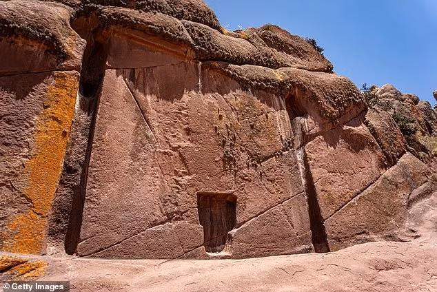 Với chiều cao 7m, rộng 6,7m, Aramu Muru là một trong những bí ẩn lớn nhất thế giới. " Cổng của các vị thần" được phát hiện gần hồ Titicaca ở miền nam Peru vào năm 1996. Ảnh: Getty Images.