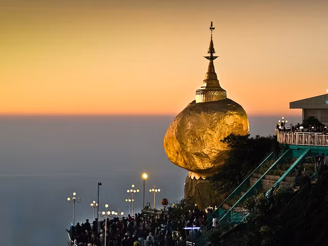 Trên tảng đá cao khoảng 7,5m, chu vi 15,2m là ngôi chùa Kyaikhtiyo cao hơn 7m. Toàn bộ ngôi chùa và tảng đá được dát vàng lá lên bề mặt tạo nên cảnh quan ngoạn mục khó tin. Ảnh: tnktravel.