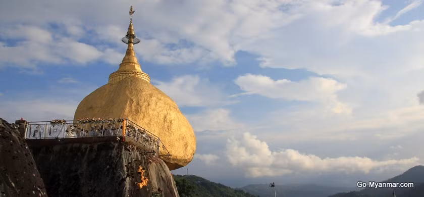 Trước khi qua đời, ẩn sĩ Taik Tha trao lại sợi tóc cho Vua Tissa. Hai vị thần Zawgyi và Naga đã giúp nhà vua tìm ra hòn đá dưới đại dương. Sau đó, tảng đá được đưa lên và đặt ở đồi Kyaikhtiyo. Sợi tóc của đức Phật được cất vào hòn đá và ngôi chùa được xây dựng trên đó để thờ cúng xá lợi Phật. Ảnh: go-myanmar.com.