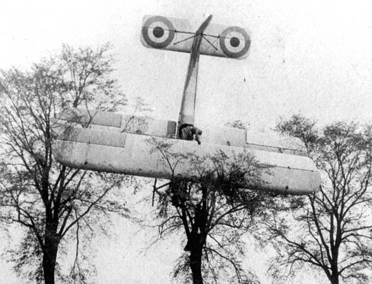 Một máy bay của Pháp bị quân Đức bắn hạ và hạ cánh trên cành cây lớn gần Brussels, Bỉ năm 1915.