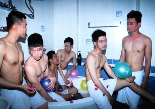 Khách tha hồ chọn lựa các nam tiếp viên "đẹp trai" qua màn hình máy tính của "chủ chứa"