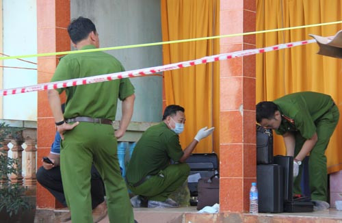 Cơ quan công an đang khám nghiệm hiện trường vũ án.