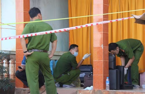 Cơ quan công an đang khám nghiệm hiện trường vũ án.