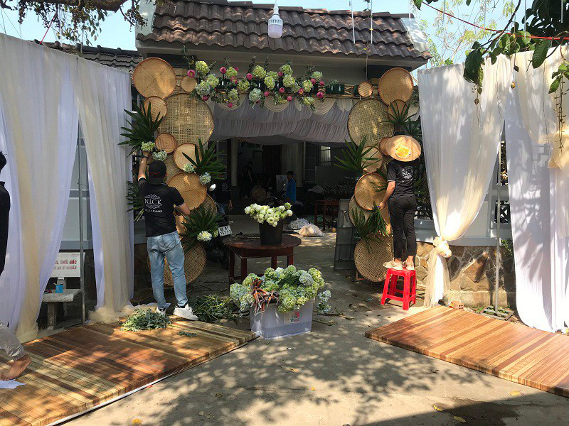 Hình ảnh người nhà Thúy An kết cổng hoa.