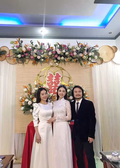 Vợ chồng đạo diễn Hoàng Nhật Nam - Phạm Kim Dung cũng có mặt trong ngày trọng đại của Thúy An.