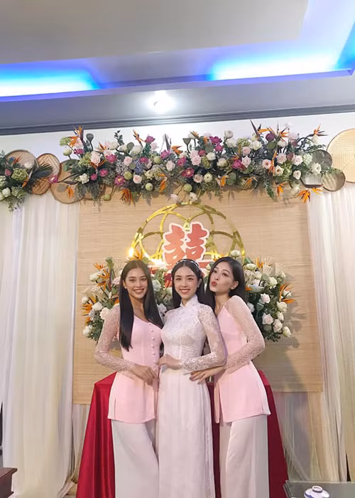 Hoa hậu Tiểu Vy và Á hậu Phương Nga mặc áo bà ba dự hôn lễ của Thúy An.