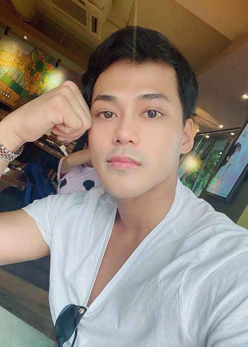 "Chúng tôi vẫn vui vẻ, nhưng vì chuyện đó nên tôi và anh Hưng có sự xa cách một chút. Chắc chắn những vết thương sẽ khó lành lại nhưng tôi mong vết thương đó sẽ sớm lành", nam ca sĩ nói.