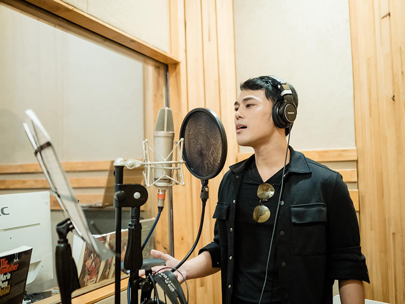 Anh vẫn đi hát, ra sản phẩm âm nhạc tuy nhiên hoạt động nghệ thuật không gây chú ý.