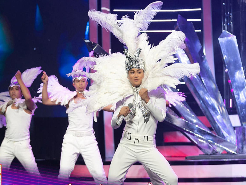 "Anh Hưng và Luân vẫn tiếp tục gặp nhau, nhưng kín đáo để cho mọi người không khơi lại chuyện cũ. Hai thầy trò vẫn nói chuyện bình thường. Luân có nhắn tin nhờ anh Hưng giúp đỡ cho tiết mục trong chương trình sắp tới và anh Hưng đã rất sẵn sàng. Anh Hưng góp ý, khuyên Luân nên làm thế này, thế kia. Khi Luân hỏi "Đại ca có còn giận em chuyện cũ không?", anh Hưng trả lời "Anh đã hết giận em từ lâu. Anh vẫn rất thương em", Phan Ngọc Luân chia sẻ trên Yeah1.