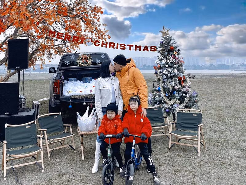 Dù sống chung đã lâu, có hai con trai, vợ chồng Tâm Tít vẫn ngọt ngào bên nhau.