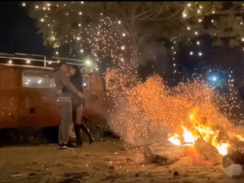 Trên trang cá nhân, Tâm Tít vừa đăng tải clip khóa môi ông xã trong không gian lãng mạn. Đi kèm với đó, nữ diễn viên phim "Chiếc giường chia đôi" làm thơ: "Bánh chuối cần nướng, đậu phụ cần tương/ Dù em phi thường, vẫn cần anh thương".