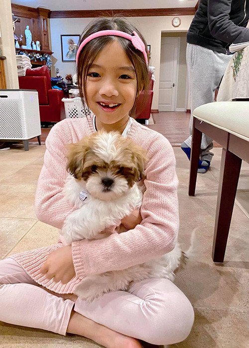 Hồng Ân sở hữu gương mặt bầu bĩnh, đôi mắt biết cười và mái tóc đen dài.