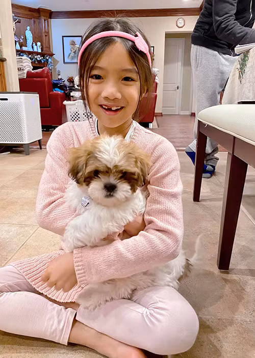 Hồng Ân sở hữu gương mặt bầu bĩnh, đôi mắt biết cười và mái tóc đen dài.