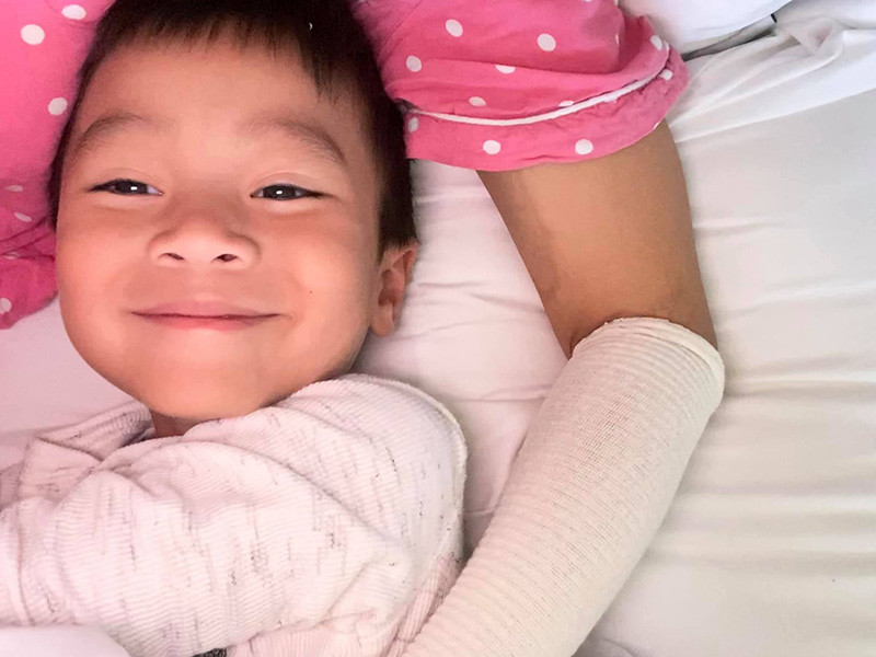 Hồng Ngọc từng gửi lời chúc mừng hài hước đến con trai út: "Hôm nay chàng trai út ít hay ăn hiếp mẹ nhất nhà được 5 tuổi rồi, tuổi mới xin Chúa ban cho con nhiều sức khỏe, thông minh ngoan ngoãn và lòng nhân ái với mọi người con nhé".