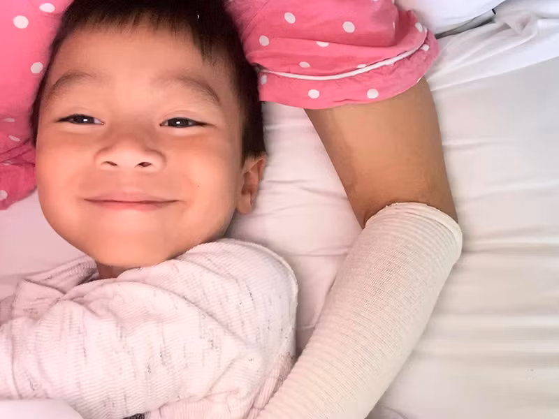 Hồng Ngọc từng gửi lời chúc mừng hài hước đến con trai út: "Hôm nay chàng trai út ít hay ăn hiếp mẹ nhất nhà được 5 tuổi rồi, tuổi mới xin Chúa ban cho con nhiều sức khỏe, thông minh ngoan ngoãn và lòng nhân ái với mọi người con nhé".