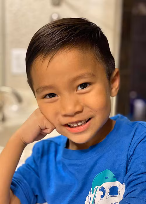 Bé Jacob ngày càng kháu khỉnh, rất quấn mẹ.