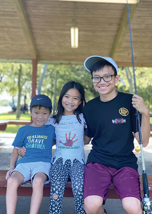 Là con cả, Chấn Hưng tỏ ra rất chững chạc. Theo chia sẻ của Hồng Ngọc, con trai sống tình cảm và hướng nội, không thích sự ồn ào.