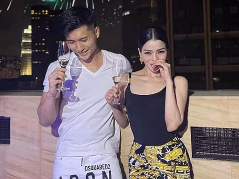 Lâm Bảo Châu đăng ảnh đón năm mới bên Lệ Quyên. Anh viết: “Bức hình đầu tiên 2021”.