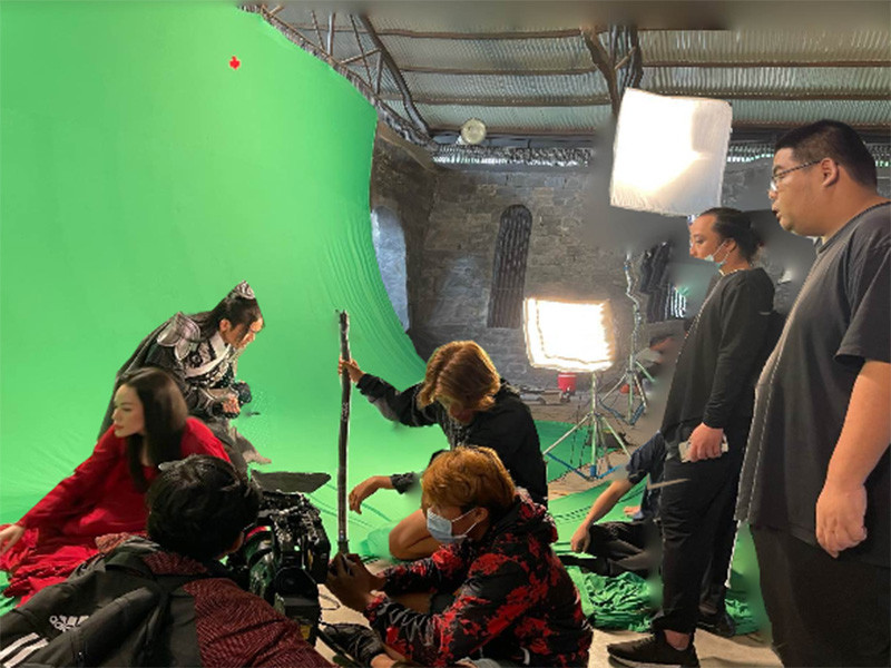 Nhật Kim Anh làm việc suốt gần 40 tiếng. “Vừa ăn vừa làm khiếp thật. Hy vọng sụt vài ký”, nữ diễn viên tâm sự trong ngày đầu năm mới.