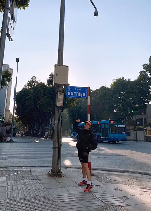 Chạy bộ ngày đầu năm mới, Thủy Top không may bị vấp ngã.