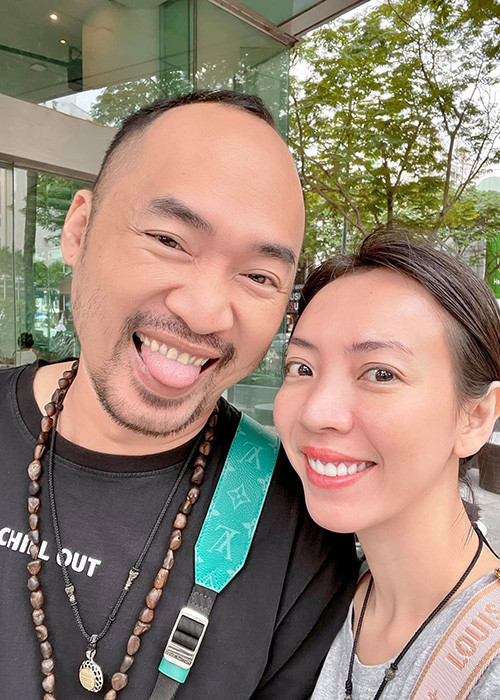 Vợ chồng Tiến Luật - Thu Trang vui vẻ đón ngày đầu tiên của năm mới.