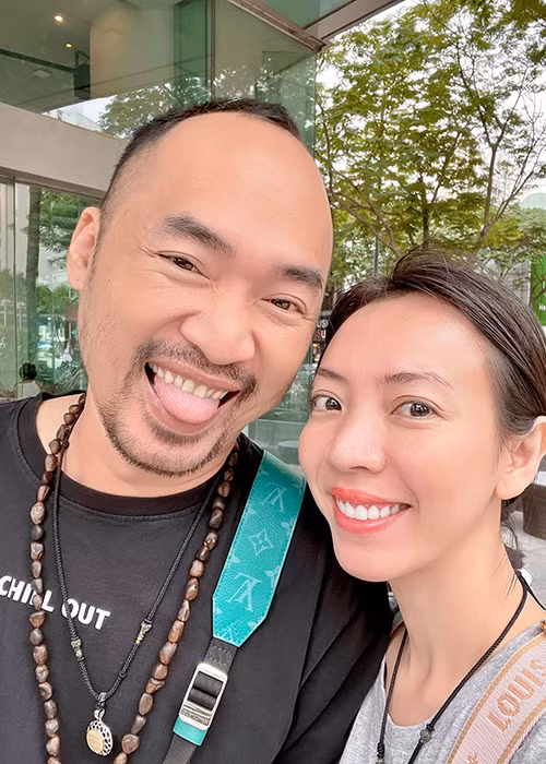 Vợ chồng Tiến Luật - Thu Trang vui vẻ đón ngày đầu tiên của năm mới.