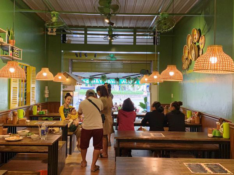 Sáng sớm ngày 1/1, Angela Phương Trinh ghé quán ăn của gia đình.