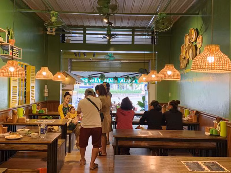 Sáng sớm ngày 1/1, Angela Phương Trinh ghé quán ăn của gia đình.