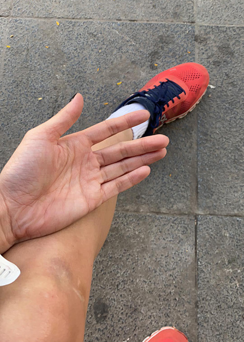 Nữ ca sĩ tâm sự về sự cố đầu năm: “Sáng mồng 1 lạnh thấu xương nhưng vẫn chạy khai giày và kết quả là ngã sấp mặt từ kilomet thứ 1. Vẫn bình tĩnh đi mua bánh giò trứng vịt lộn cho hai mẹ con ăn sáng. Chân cụp chân xoè đi về mà lòng vẫn nở một nụ cười nhiều yêu thương và biết ơn. Cuộc sống đơn giản là những phút giây. Chúc mọi người chào đón 2021 với một trái tim can đảm và tràn đầy biết ơn”.