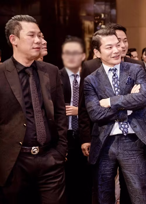 Gần đây, khi than thở ế, anh bị bạn thân "bóc mẽ" là hoa đã có chủ.