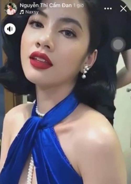 Chân dài gốc An Giang lựa chọn phong cách trang điểm đậm khi tham gia sự kiện.