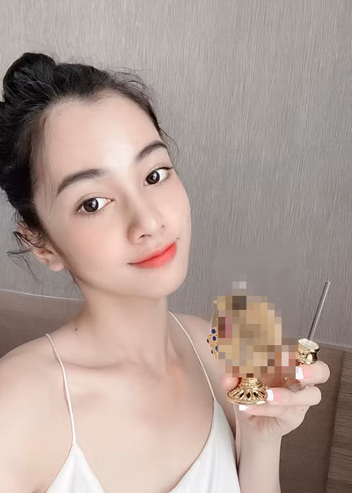 Gần đây, Cẩm Đan liên tục khoe dự án quảng cáo. Nhiều người cho rằng cô được các nhãn hàng săn đón nhờ cái tên gắn liền với ông chủ phòng trà Đức Huy.